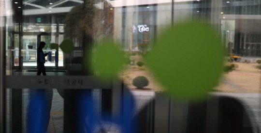 정부가 한국토지주택공사(LH) 직원의 3기 신도시 땅 투기 의혹과 관련한 국토교통부와 LH 직원 토지거래 조사 결과를 발표한 지난 11일 오후 경남 진주시 충무공동 LH 본사 모습. <연합뉴스>